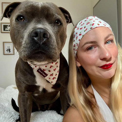 Femme portant le Bandana Cheveux Sac à Puces, assortie au bandana de son chien
